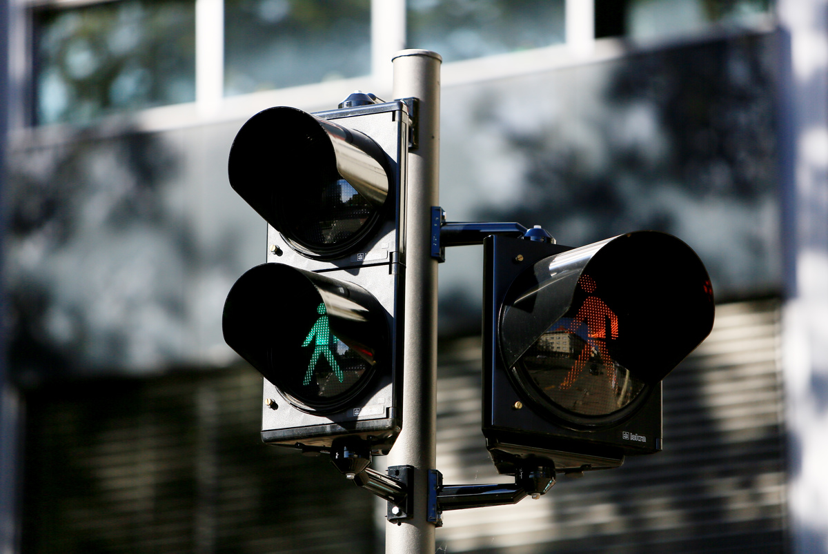 Grozljivka sredi belega dne: Medtem ko je 29-letnica čakala pri semaforju, ji je moški ugrabil dveletnega sina