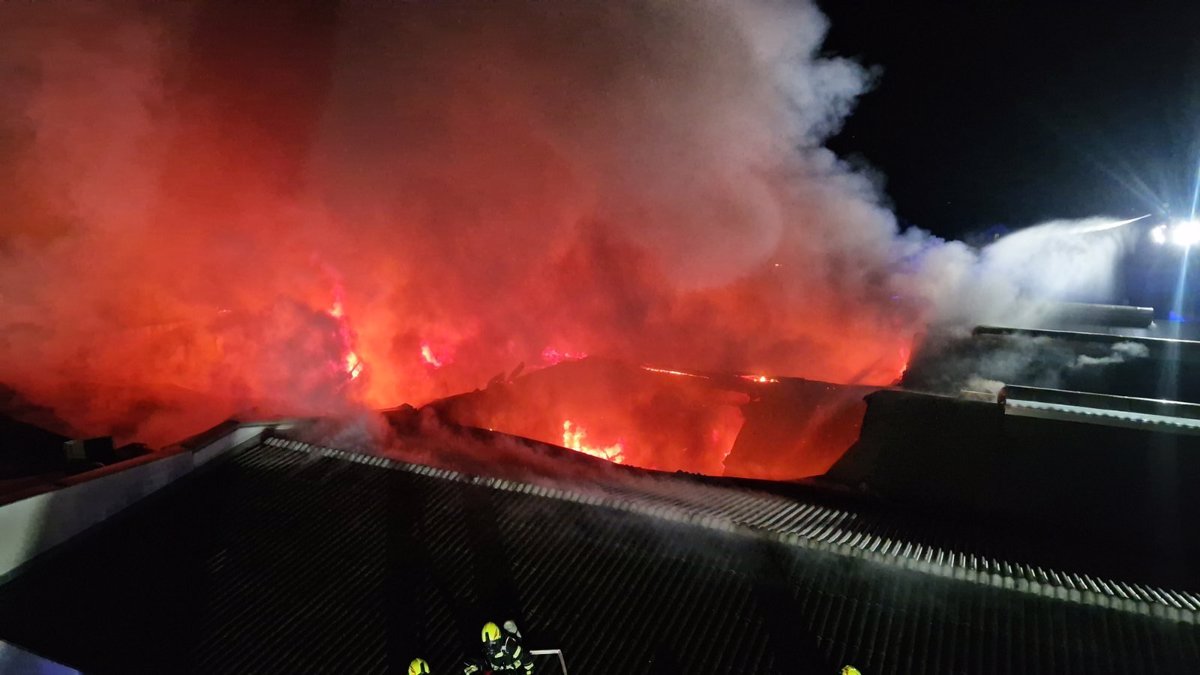 Velik požar v industrijskem kompleksu blizu Radomelj pogašen, prebivalci naj ne odpirajo oken