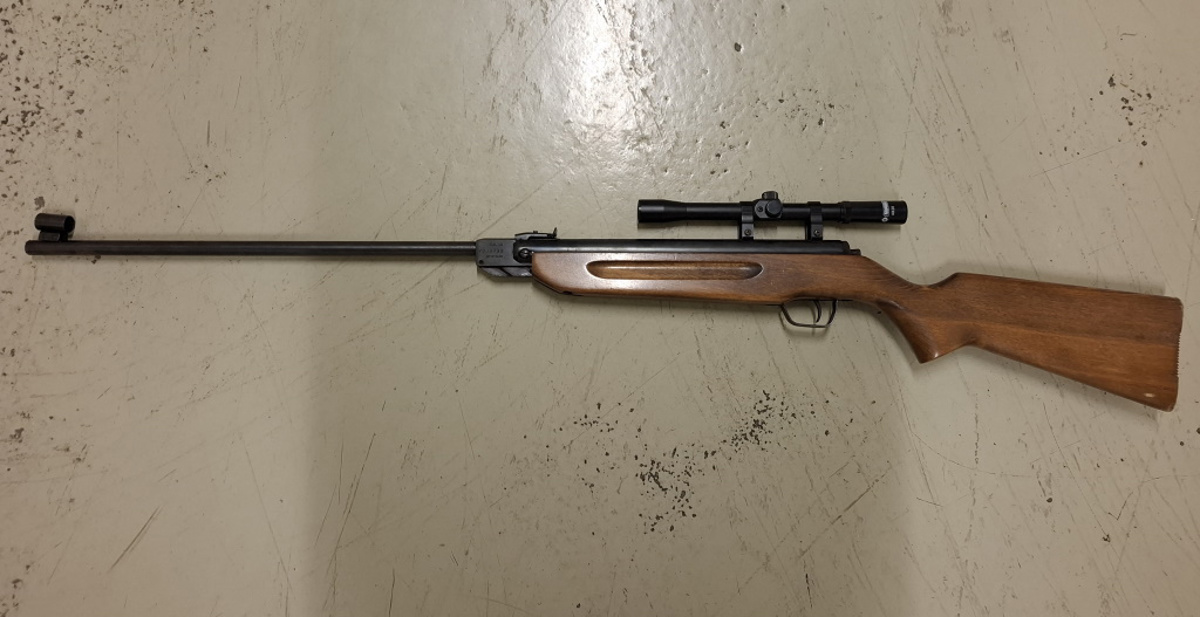 Na Dolenjskem odjeknili streli. Policija pri hišni preiskavi zasegla zračno puško z daljnogledom in petarde