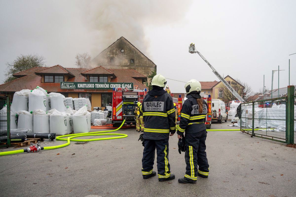 (FOTO in VIDEO) Zagorel stari mlin v Beltincih, nato se je požar razširil na trgovino s kemikalijami