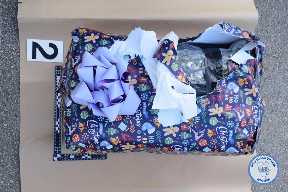 (FOTO) Policisti so zaznali značilni vonj: Mladi Slovenec pohitel z božičnimi darili, vendar niso prišla na cilj ...