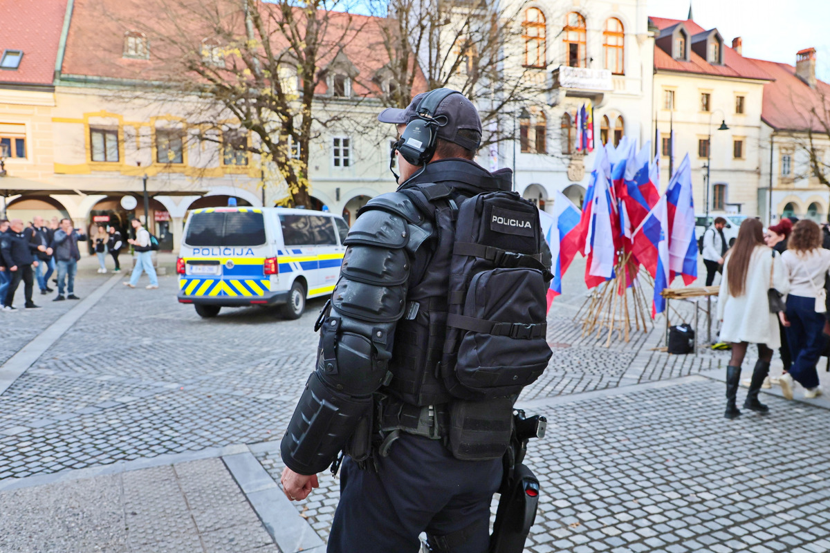 Novo mesto: Pred prodajalno se je sprl z varnostnikom, vpil nanj, mu zagrozil z izvijačem ...
