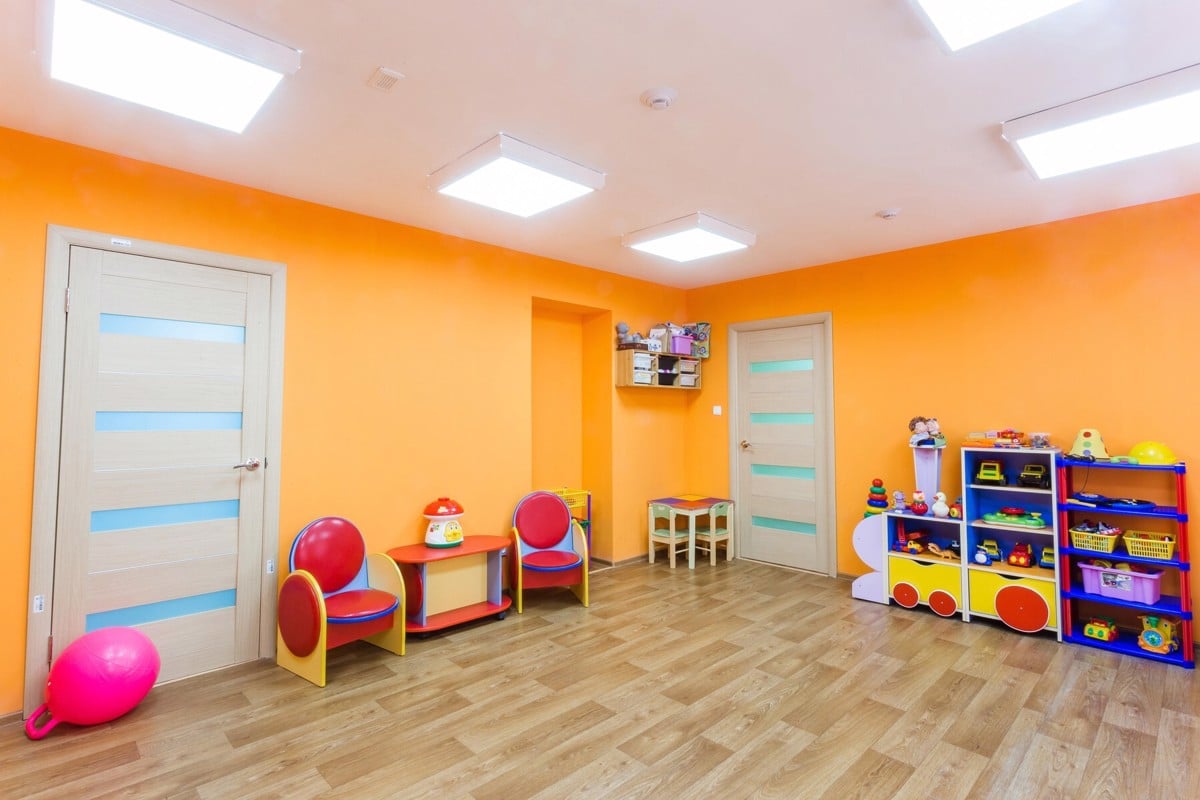 Tragedija v vrtcu: Med popoldanskim počitkom umrl malček