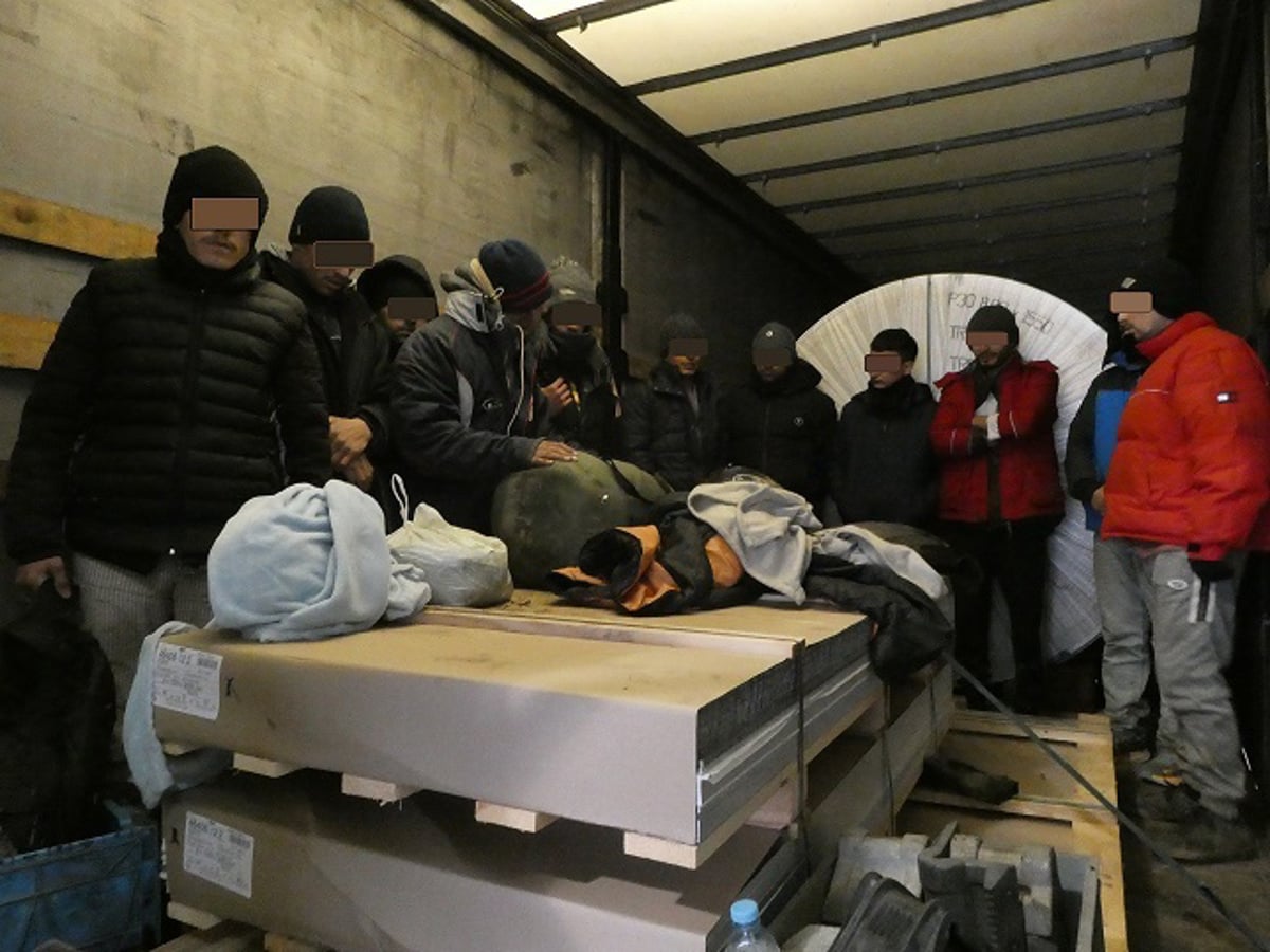 Poškodovana carinska zalivka in prerezana pletenica na ponjavi razkrili skrite migrante v priklopniku
