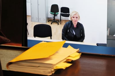 Ključno vprašanje na sojenju: Je obtožena po dejanju nož položila pod roko mrtvega sostanovalca?