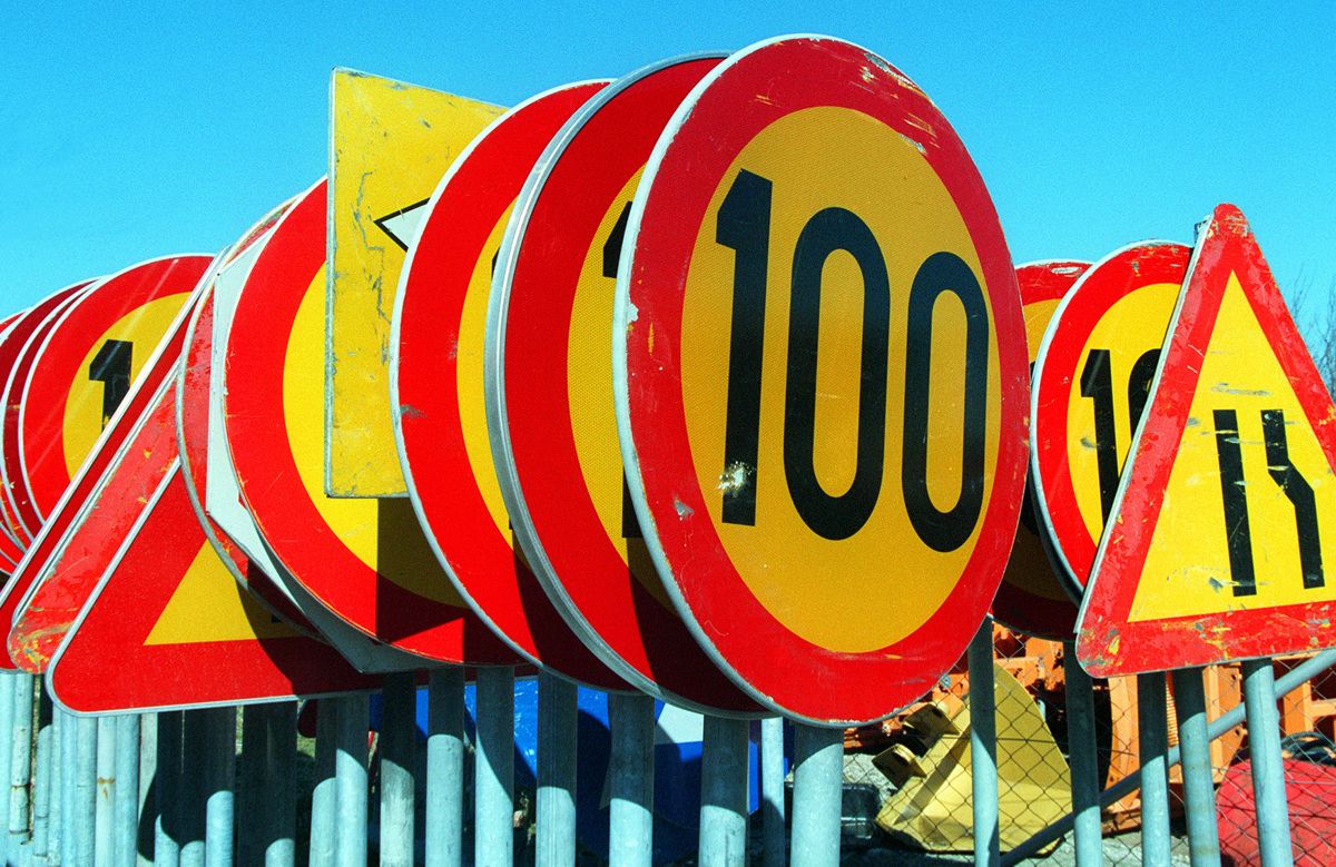 Nora ali revolucionarna ideja? Ker ljudje ne spoštujejo prometnih znakov, bi jih kandidat za župana kar ukinil!