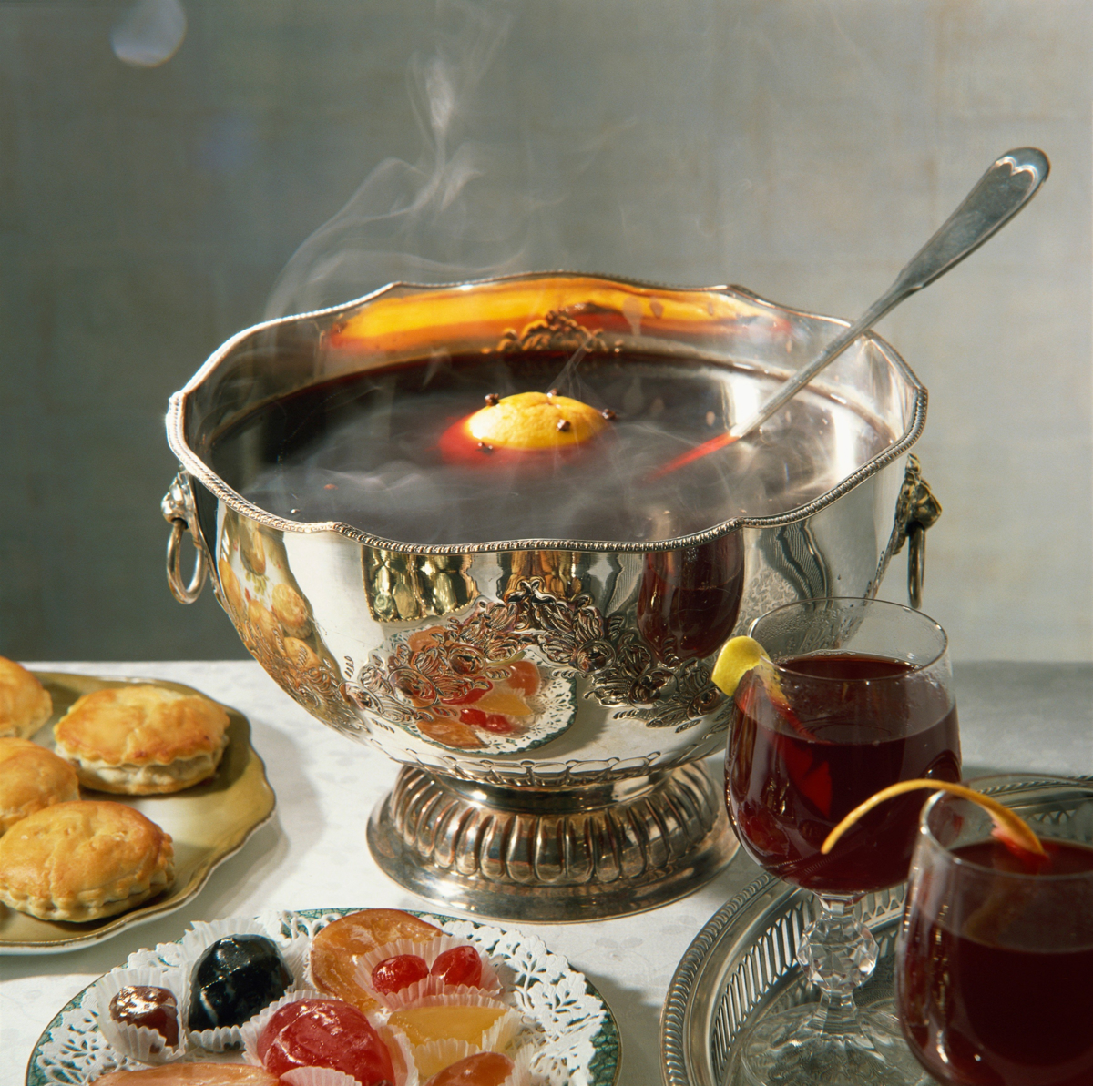 Po kuhanem vinu jih je obšla slabost: Za šesterico se je zabava končala v bolnišnici