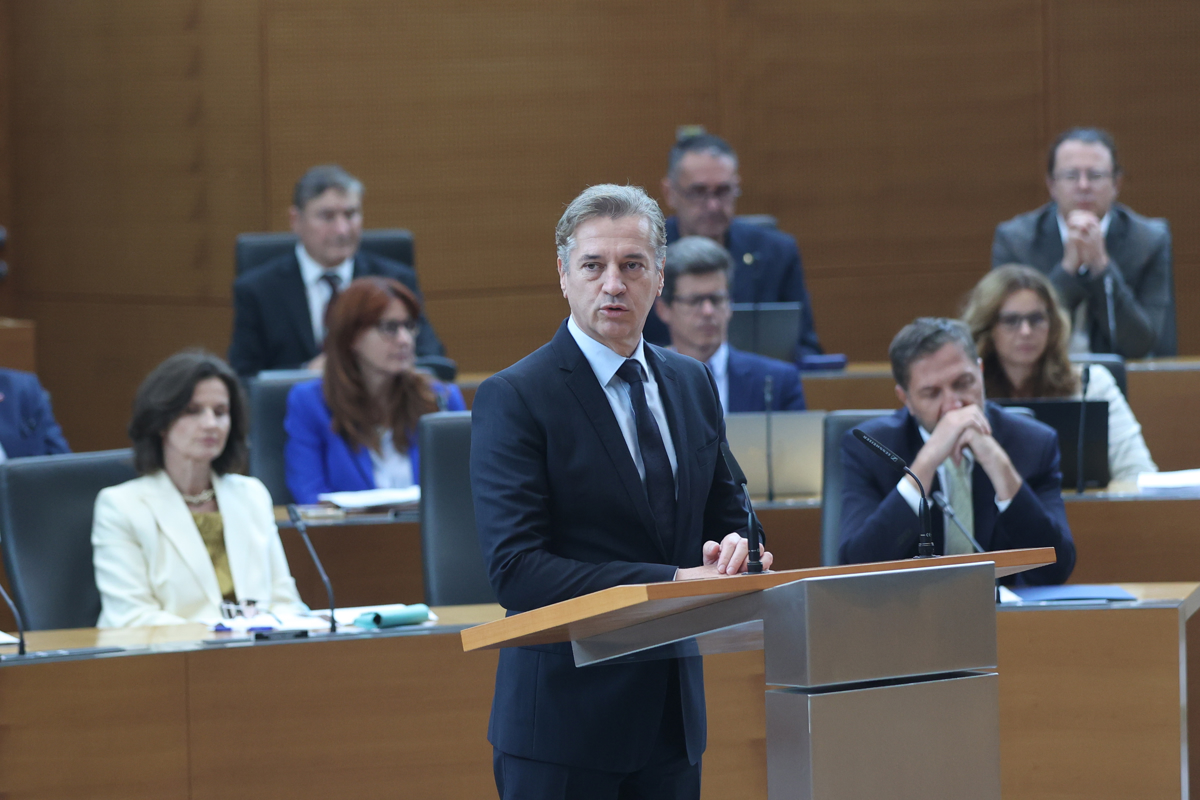 Robert Golob zaradi naslovnice toži Demokracijo