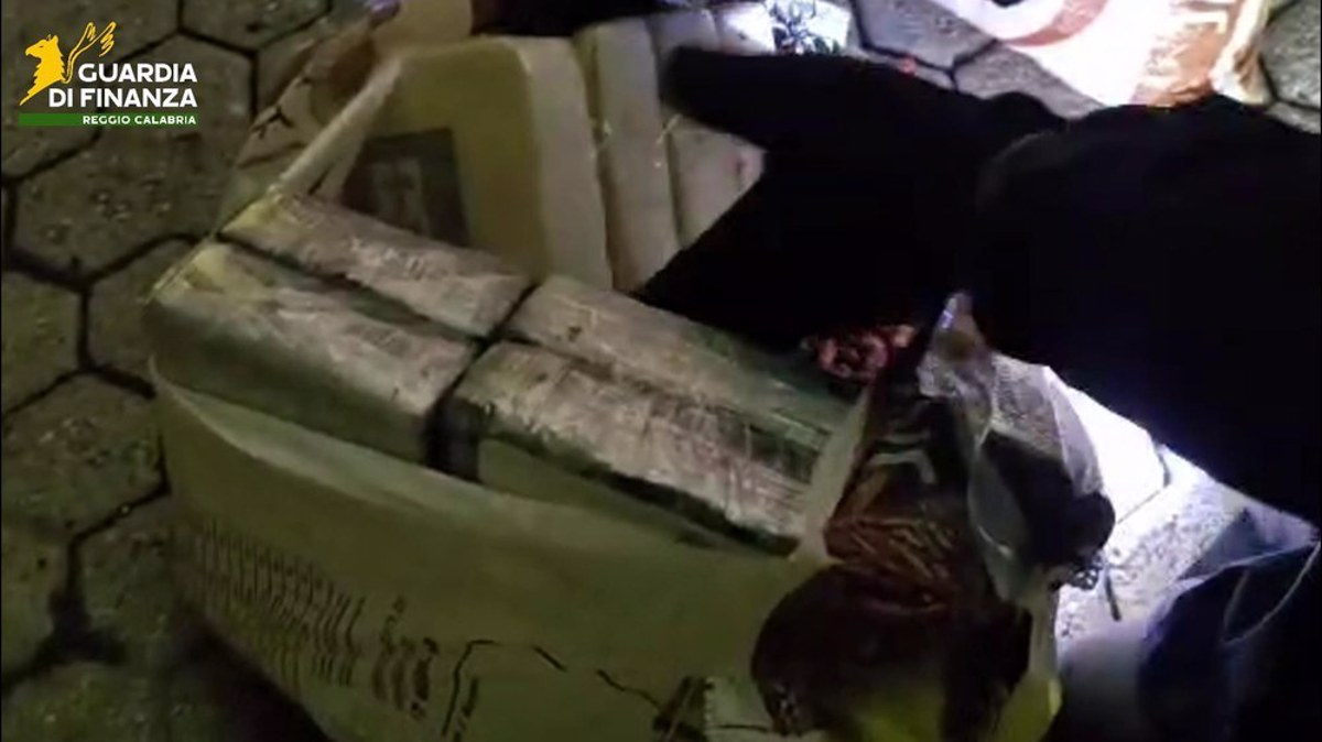 (FOTO in VIDEO) Hud udarec za prihodke mafije: V Italiji zasegli več kot 400 kilogramov kokaina