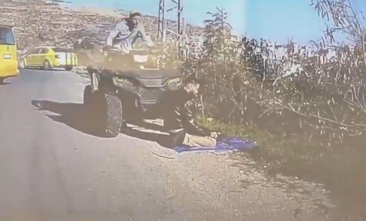 (VIDEO) Oboroženi izraelski rezervist namerno zbil Palestinca, ki je molil ob cesti