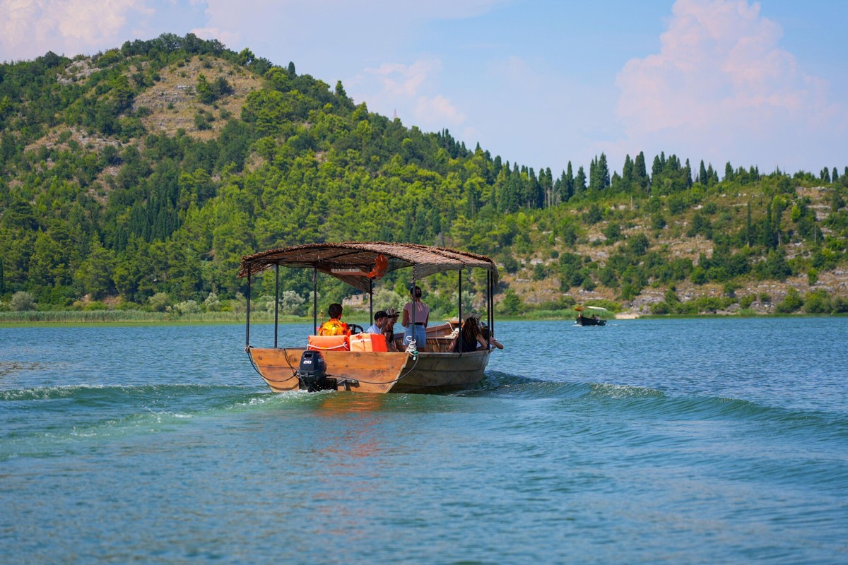 (VIDEO) Zaradi narasle reke začeli z izpuščanjem vode, premier opozoril na morebiten nagel dvig gladine jezera