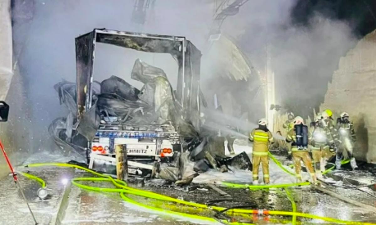 (FOTO in VIDEO) Huda prometna nesreča: Tovornjak v samo nekaj minutah zgorel, voznik je v kritičnem stanju