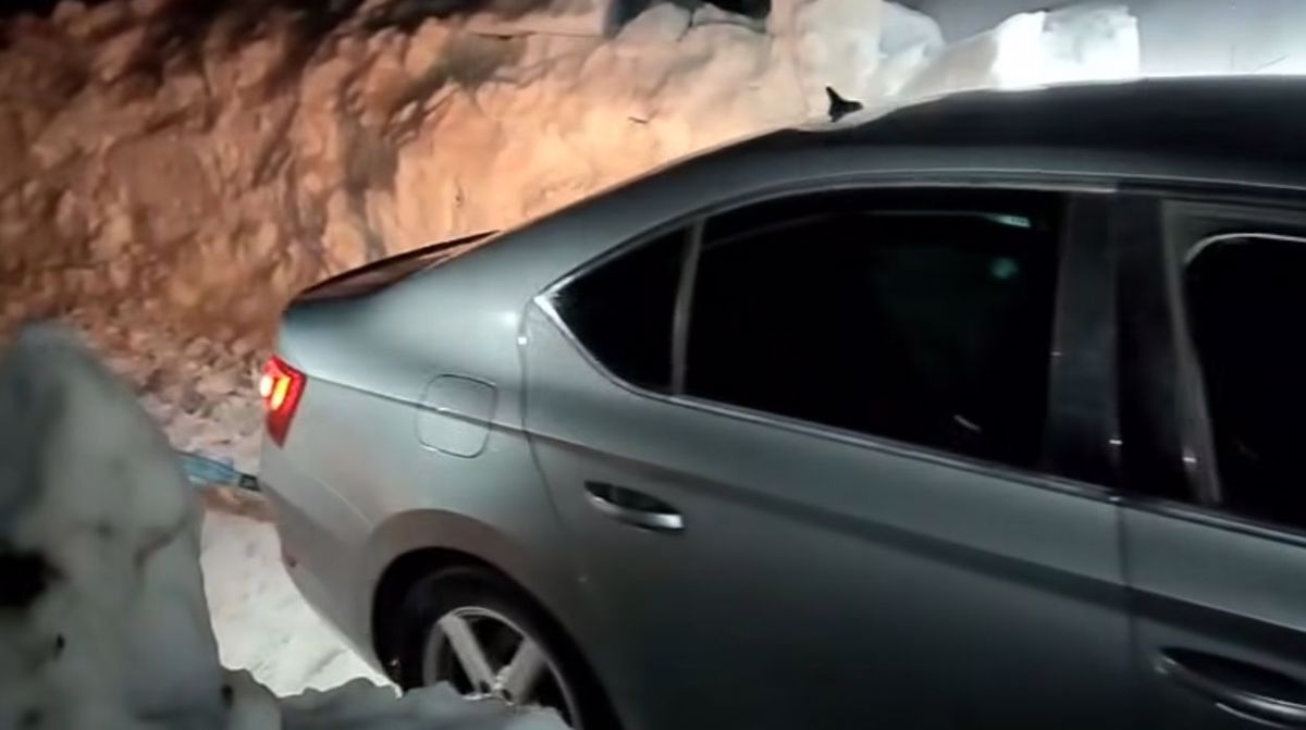 (VIDEO) Pomagali so gorski reševalci: Sledili navigaciji, nato pa so obtičali v snegu