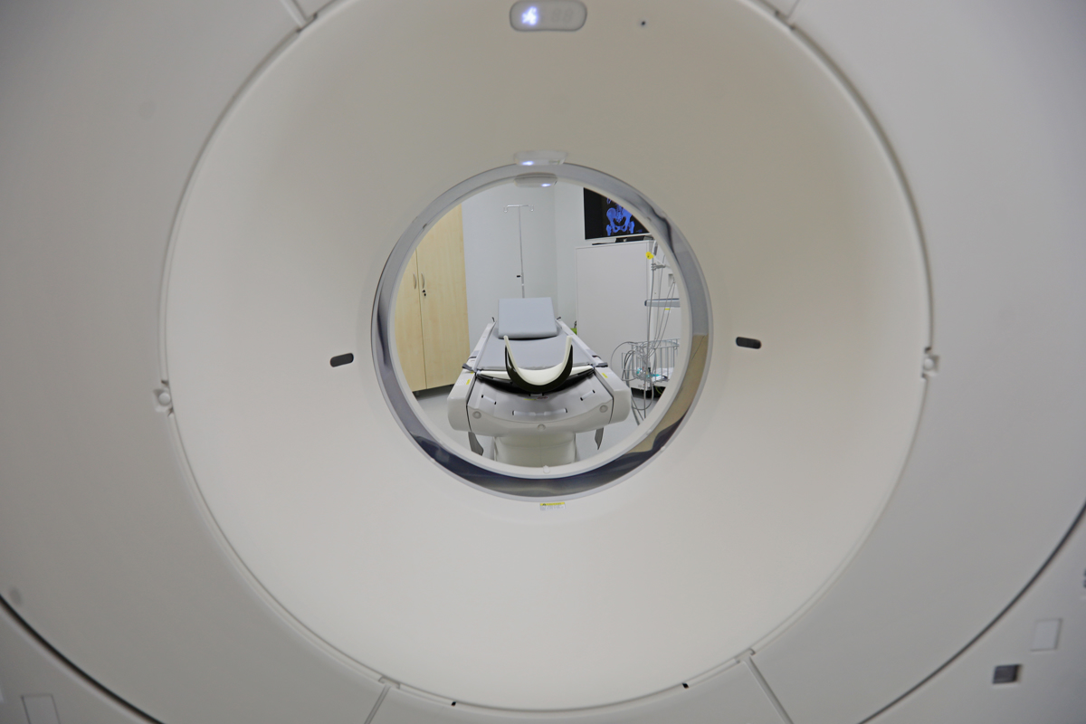 Radiolog osumljen snemanja in otipavanja mladih pacientk, na njegovem telefonu so odkrili številne sporne posnetke