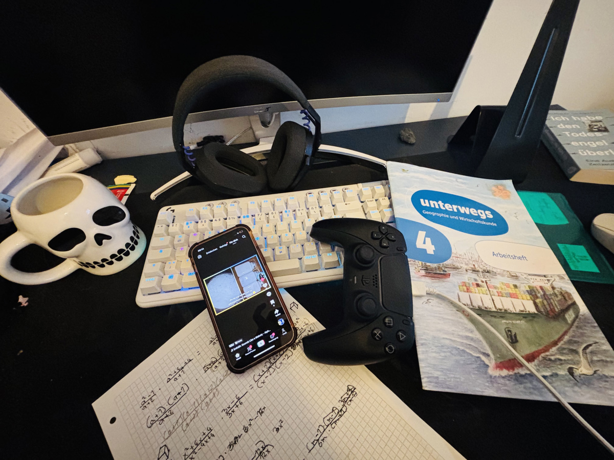 Avstrija razmišlja o prepovedi družbenih omrežij za mlajše od 14 let. "Moja hči je praktično ves čas na telefonu"