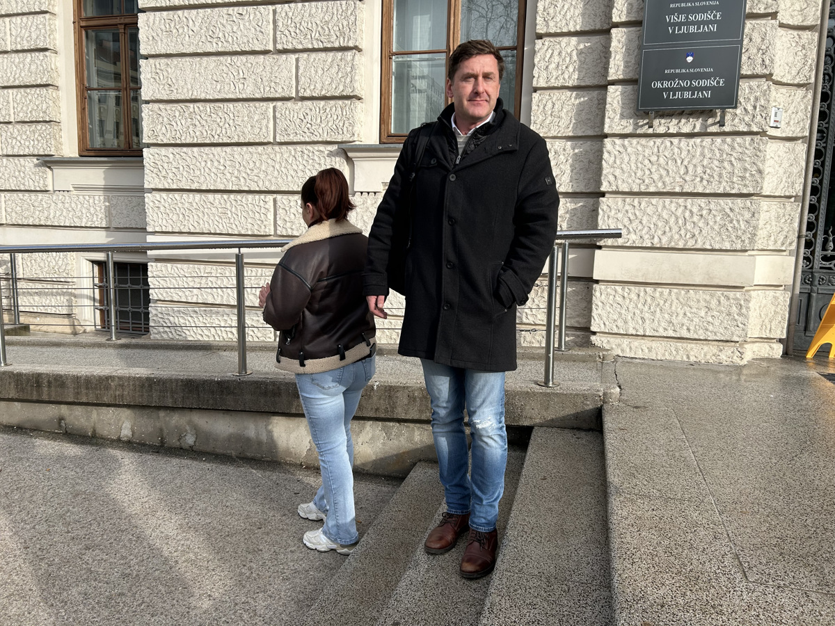 Na sodišču nekdanja čistilka, njena domnevna pajdaša, ki sta zbežala s plenom, sta na begu