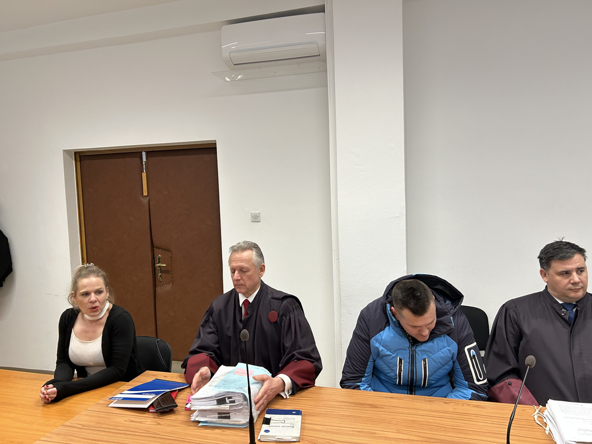 Tožilstvo je za mater in očima v avtu umrlega otroka predlagalo štirinajst let zapora