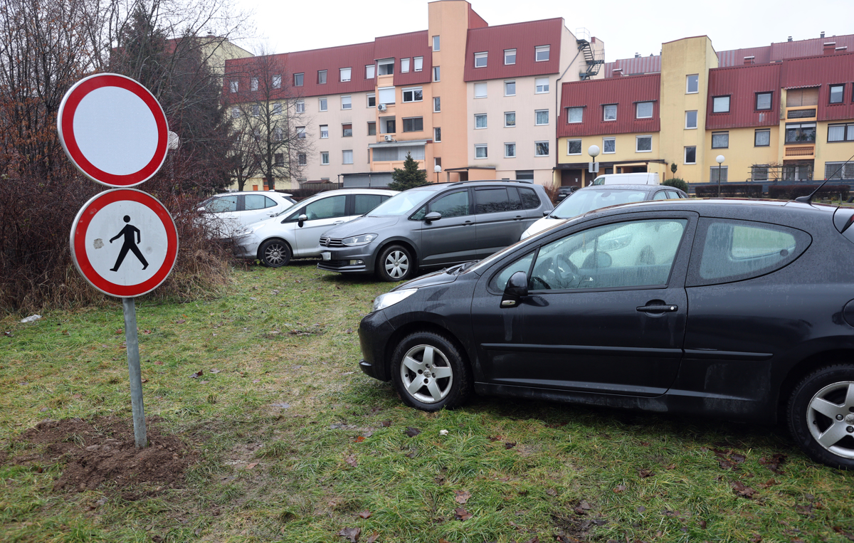 (FOTO) Garažna hiša zaprta, avtomobili na zelenicah