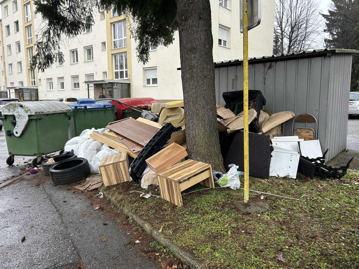 (MESTNI INŠPEKTOR) Kup smeti sredi Maribora raste že več kot leto dni: Zakaj reakcija šele zdaj?