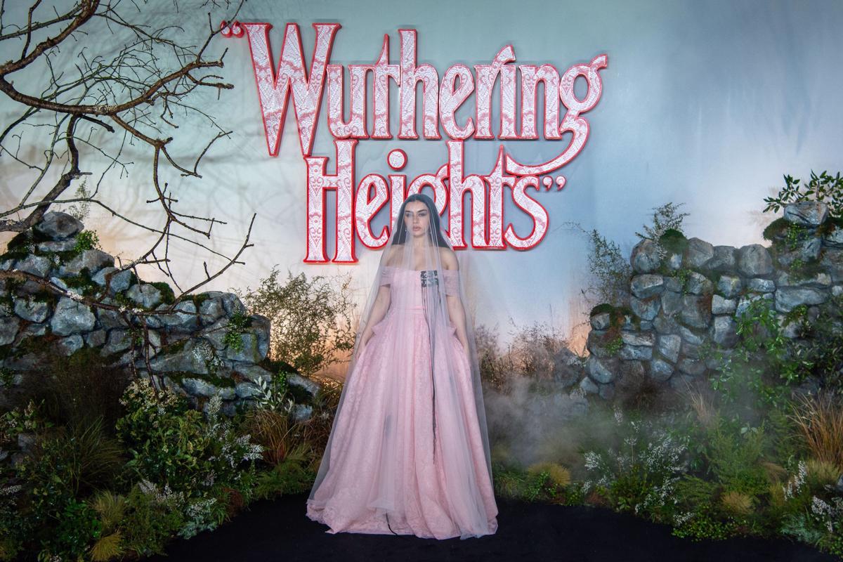 Charli XCX na londonski premieri filma Viharni vrh 