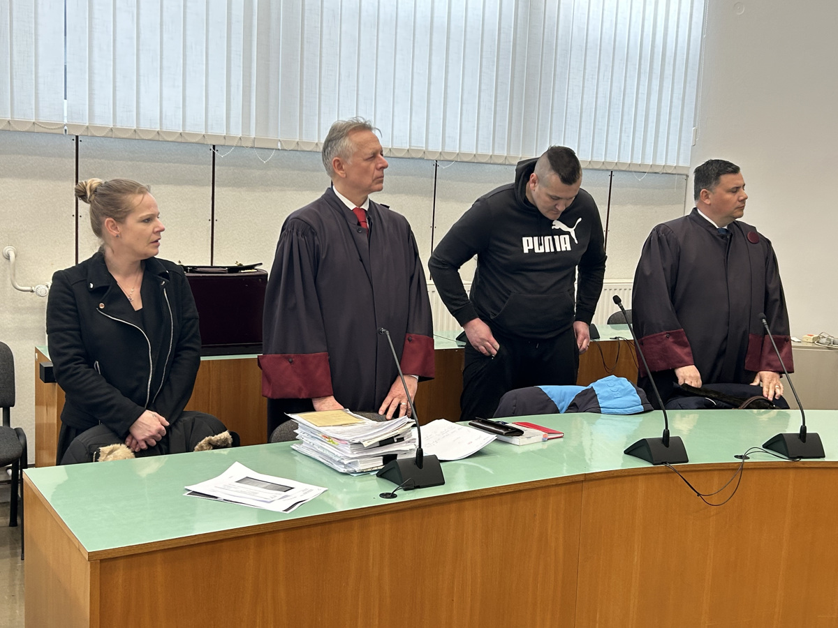 Sodba: Materi v avtu umrlega otroka dvanajst let zapora, očimu pol leta manj