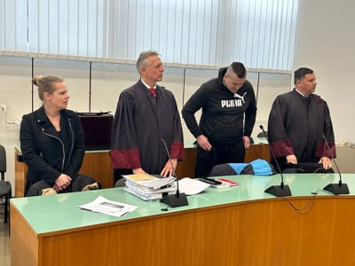 Sodba: Materi v avtu umrlega otroka dvanajst let zapora, očimu pol leta manj