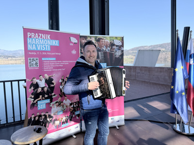 (FOTO in VIDEO) Robert Goter znova napada rekord – maja v lov tudi na svetovni rekord v skupinskem igranju na harmoniko