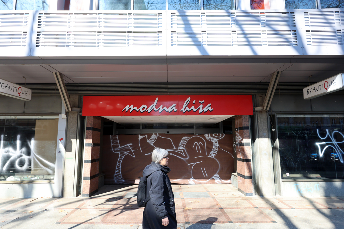 (FOTO) Modna hiša na Partizanski ima novega lastnika: Kdo jo je kupil in kakšni so njegovi načrti?