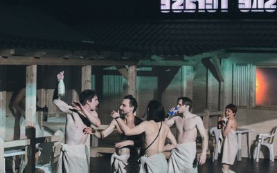 (GLEDALIŠKA KRITIKA) Raj na deponiji človeškega odpada