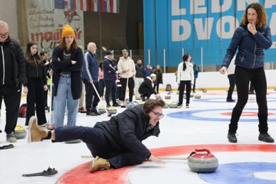 (FOTO) Curling v Mariboru: Kamni, metle in nekaj modrih kolen