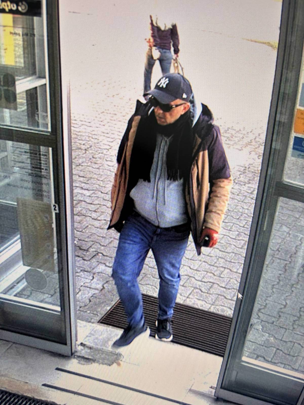 (FOTO) Policisti iščejo moškega, ki je v petek skušal oropati pošto na Studencih, danes pa še podjetje