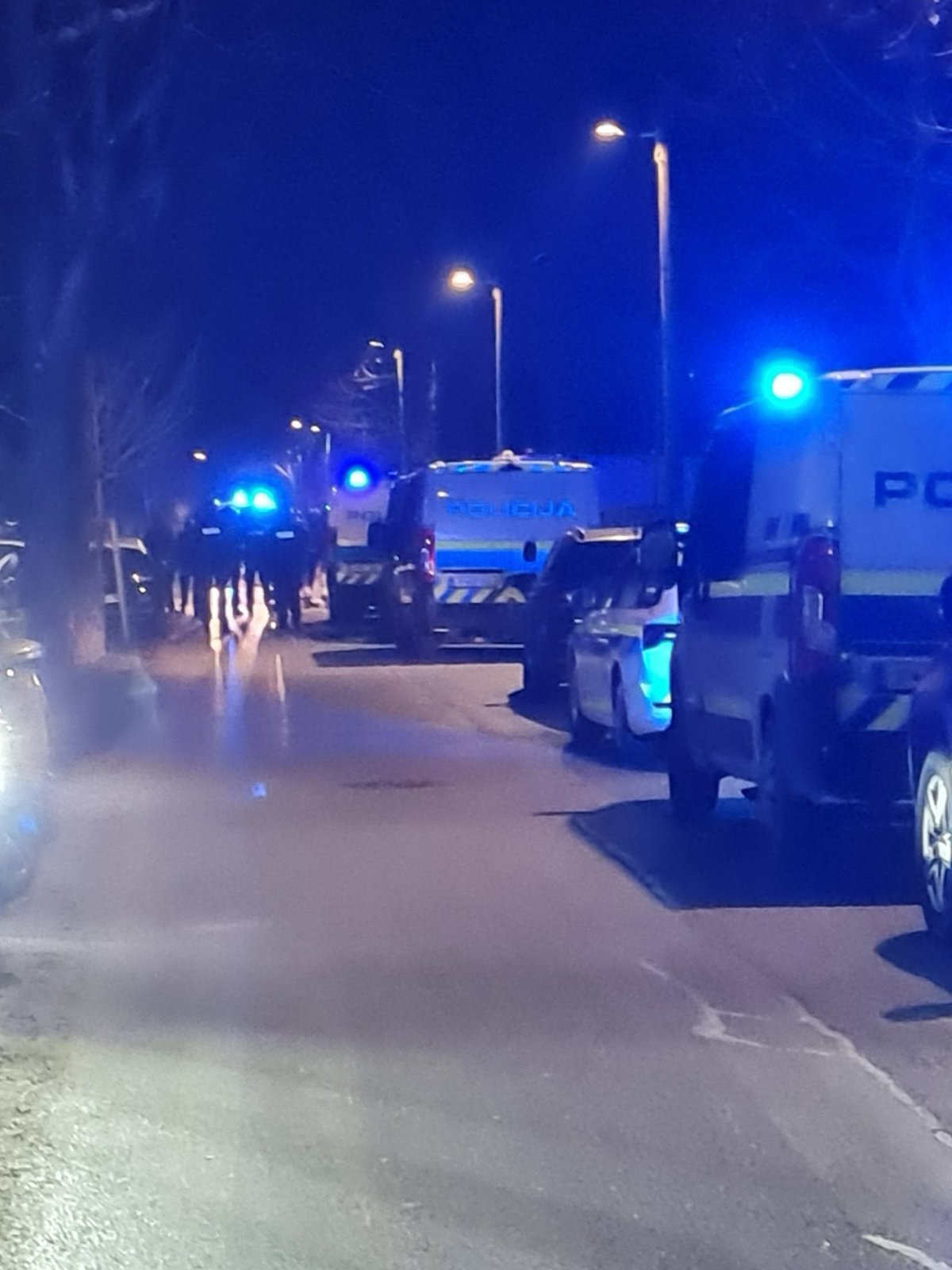 (VIDEO) Navijaški izgredi v središču Maribora, očividci posneli dogajanje, posredovalo 15 policijskih patrulj