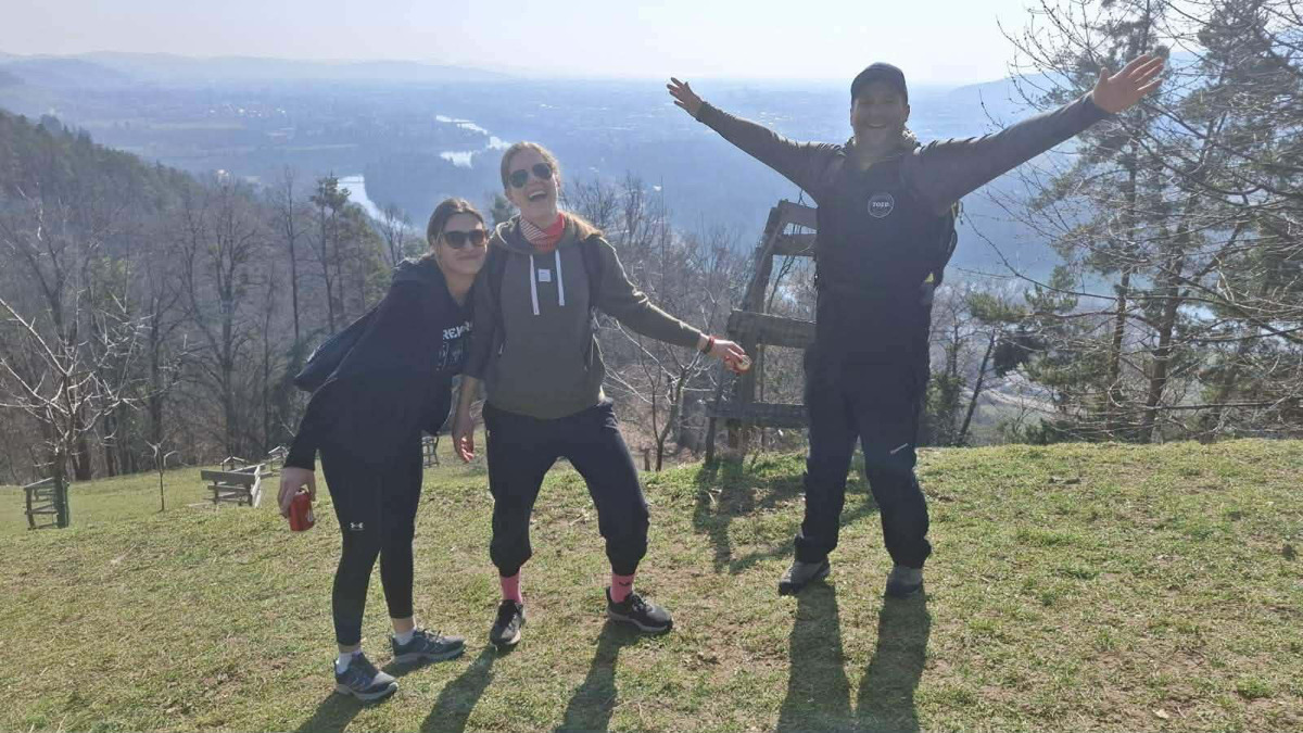 (FOTO) Skoraj 900 pohodnikov na Urbanu: Z dobrodelnim pohodom Na noge! zbrali 5600 evrov