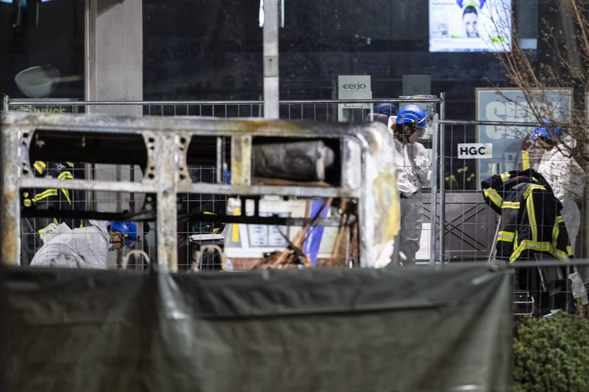 (FOTO) Namerno dejanje? V požaru na avtobusu umrlo najmanj šest ljudi