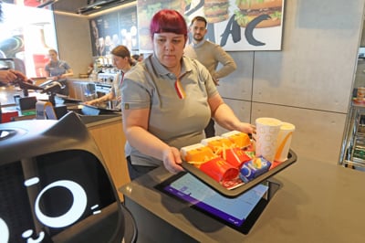 Vroča delovna mesta v Mariboru in okolici: McDonald's išče sodelavce, kdo ponuja mesečno plačo 2670 evrov?