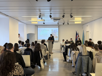 Otroški parlament koroške regije: Ocene ne pokažejo pravega znanja