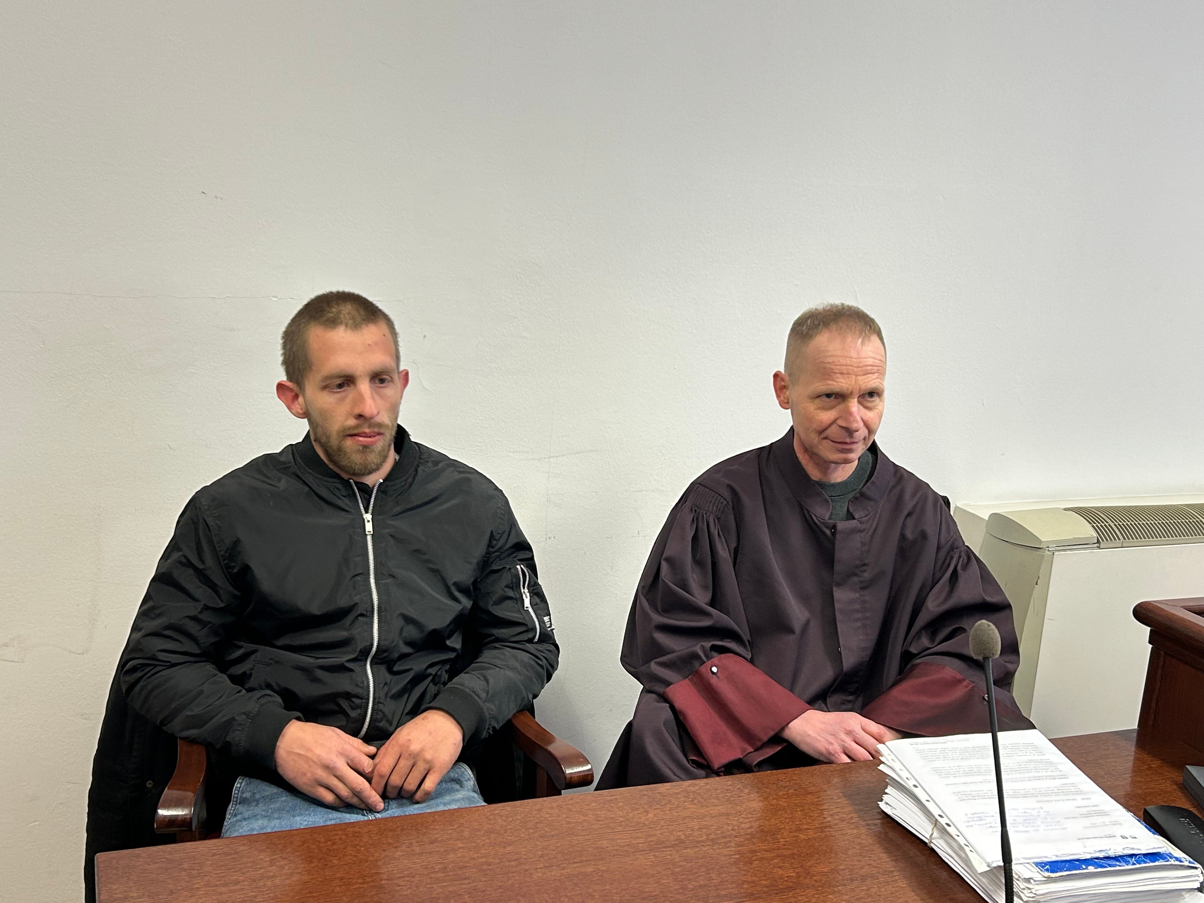 Obtoženi Marjan Belcl - na fotografiji skupaj z odvetnikom Andrejem Gerlovičem -  je znova zaman čakal, da se mu začne sojenje za smrt Stanislava Knafla. 