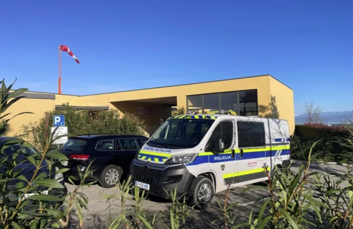 Pred izolsko bolnišnico je bilo v nedeljo opaziti večje število policijskih patrulj.

 