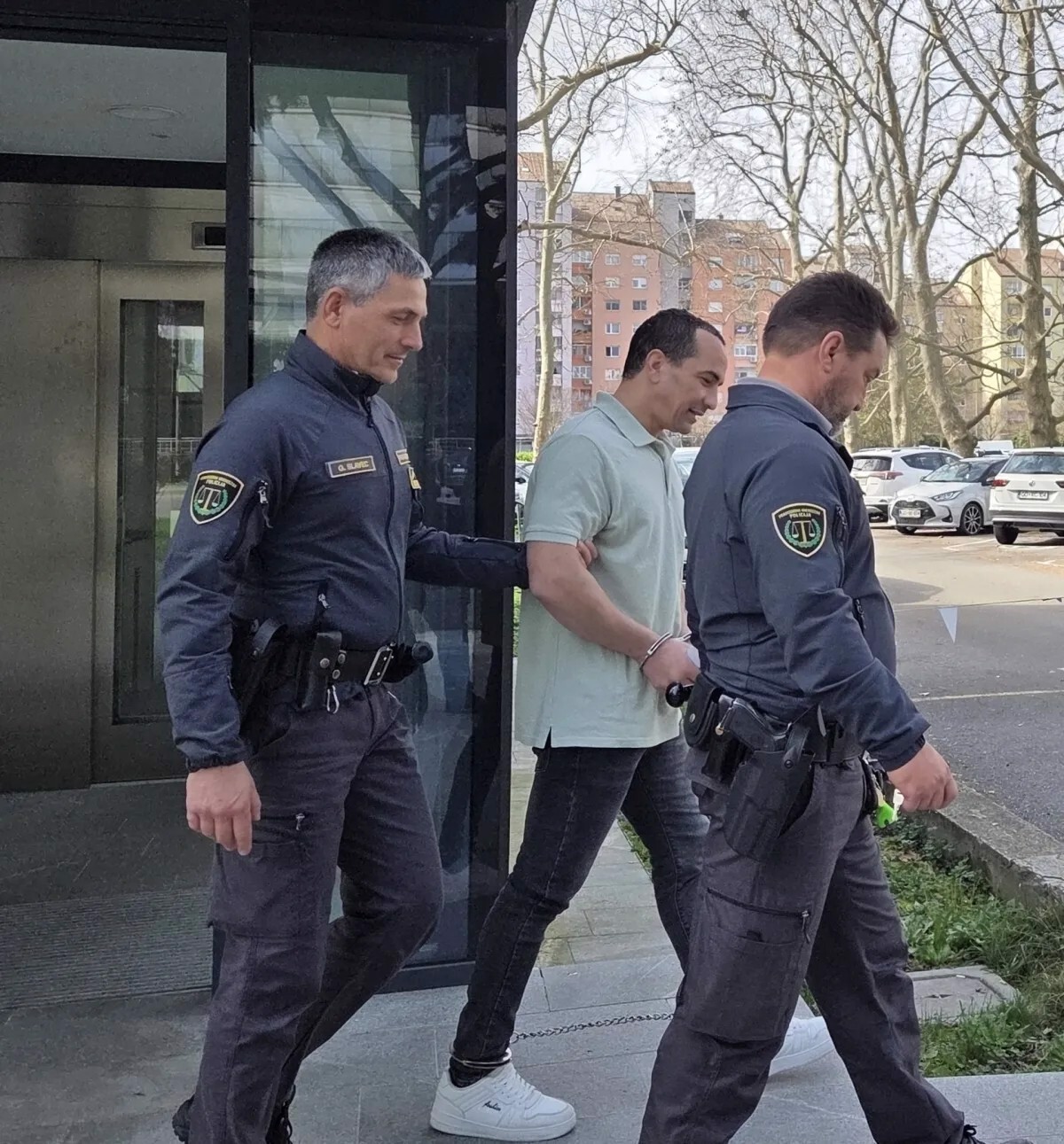 Sodba: S spuščenimi hlačami silil najstnika, naj ga zadovolji