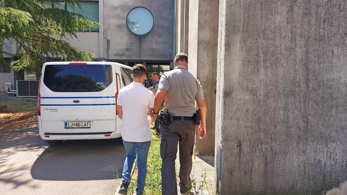 Mladi Kosovec je na Obali delal kot pomočnik kuharja.