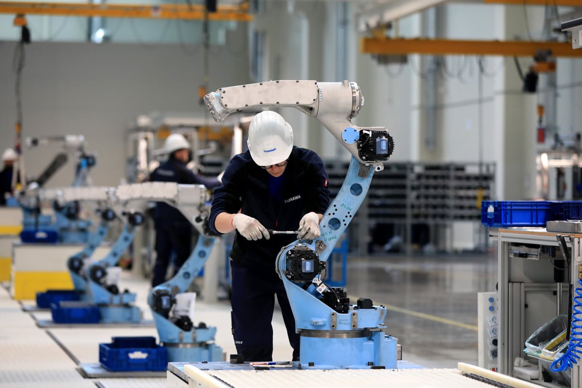 Digitalizacija in uporaba umetne inteligence postajata ključni za prilagajanje podjetij in družbe na krize. 