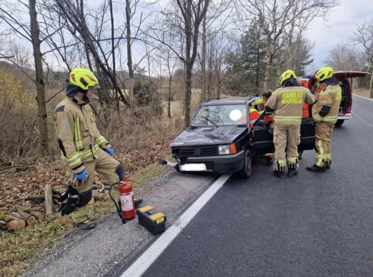 (FOTO) 81-letna voznica zapeljala s ceste in z avtom trčila v drevo, tako se je končalo ...