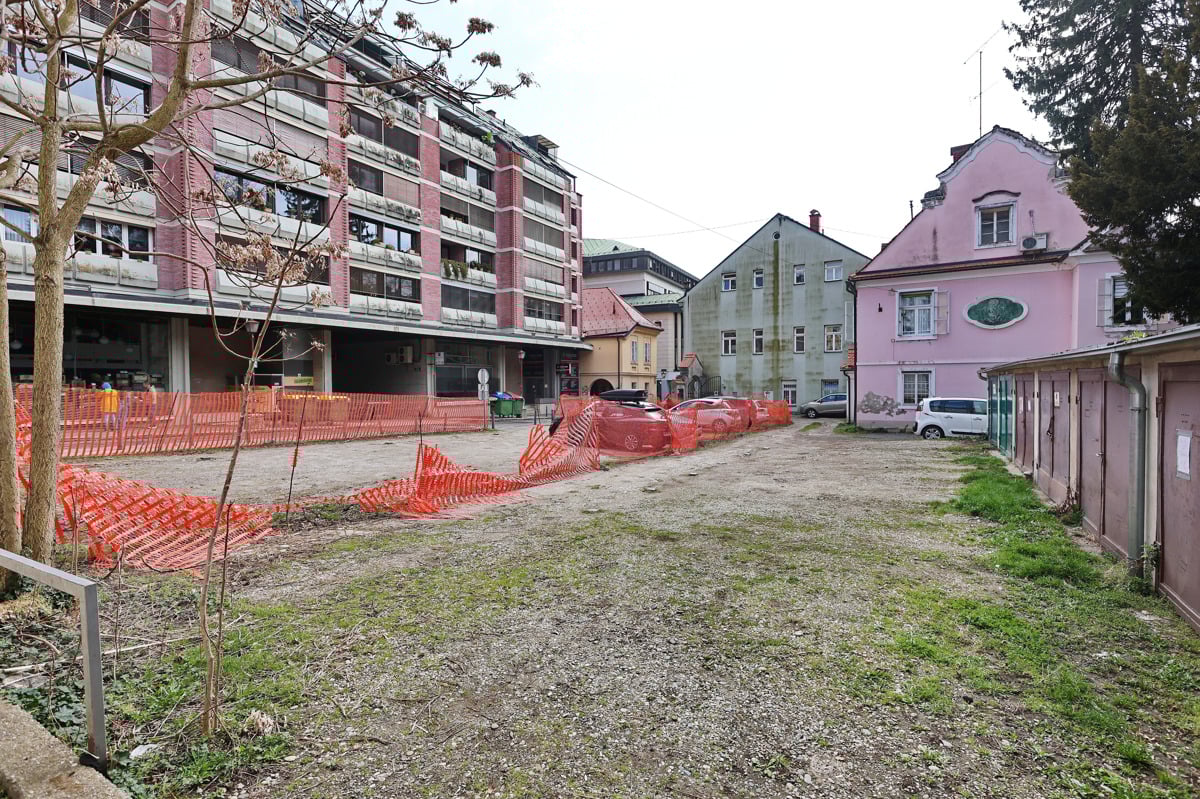 Zemljišče z oranžno ograjo je SH Global Gospejna kupil kot Miša Hölbla, zemljišče zraven pa po parcelaciji od mariborske občine. Na tem mestu se načrtuje gradnja stanovanjskega bloka. 