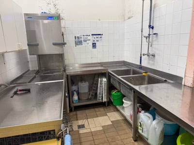 (FOTO) Plesen nad šolskimi kosili: Tako je videti kuhinja, v kateri so mariborskim šolarjem pripravljali obroke