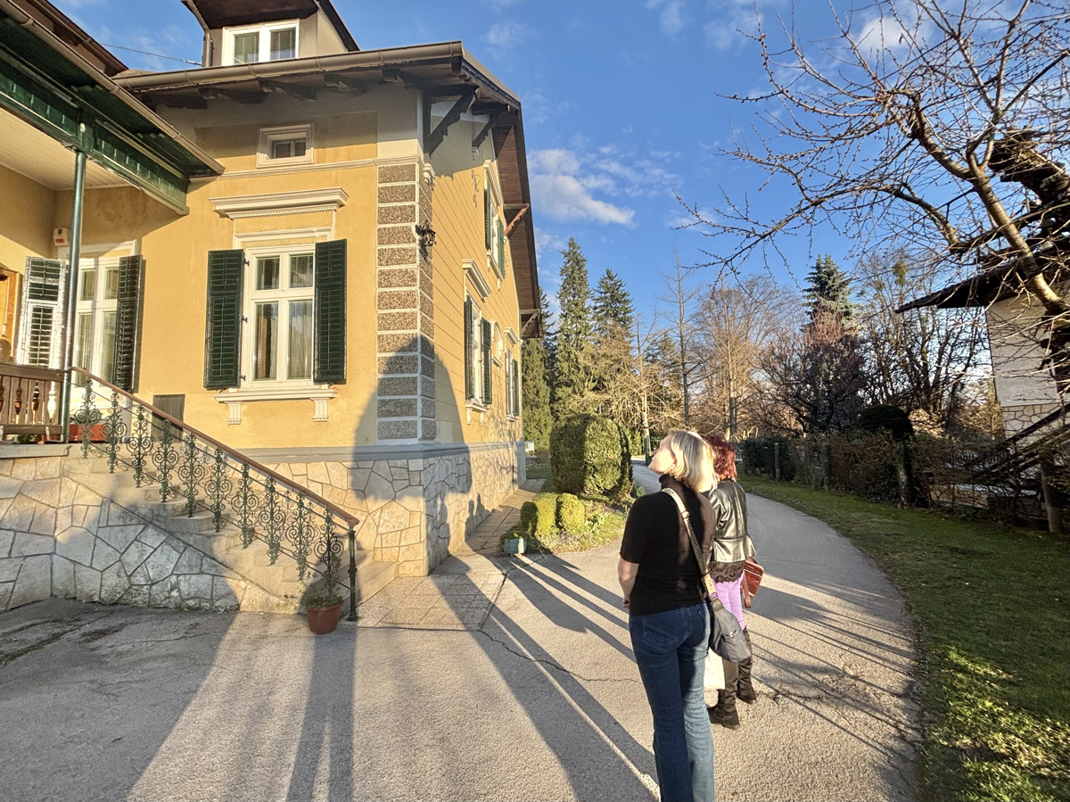 "Ali je kdo v tej hiši umrl?" Posredniki razkrivajo najbolj nenavadna vprašanja kupcev na ogledih nepremičnin