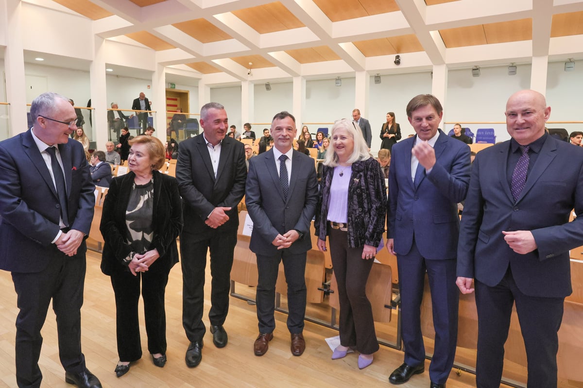 Z leve: Jernej Završnik, Jelka Reberšek Gorišek, Andrej Šafarič, Branko Gabrovec, Vesna Rijavec, Miro Cerar, Stane Frim 