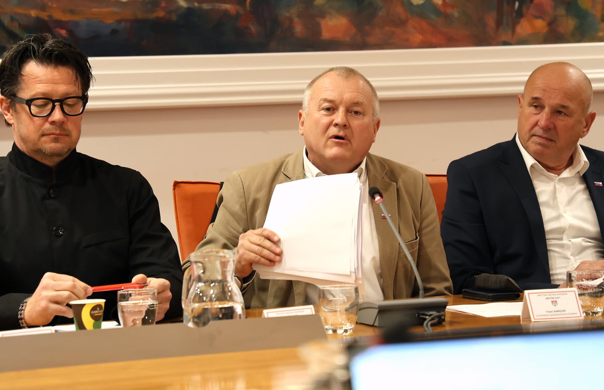 Franc Kangler je na seji pokazal odredbo, ki jo je dobil "anonimno v poštni nabiralnik". 