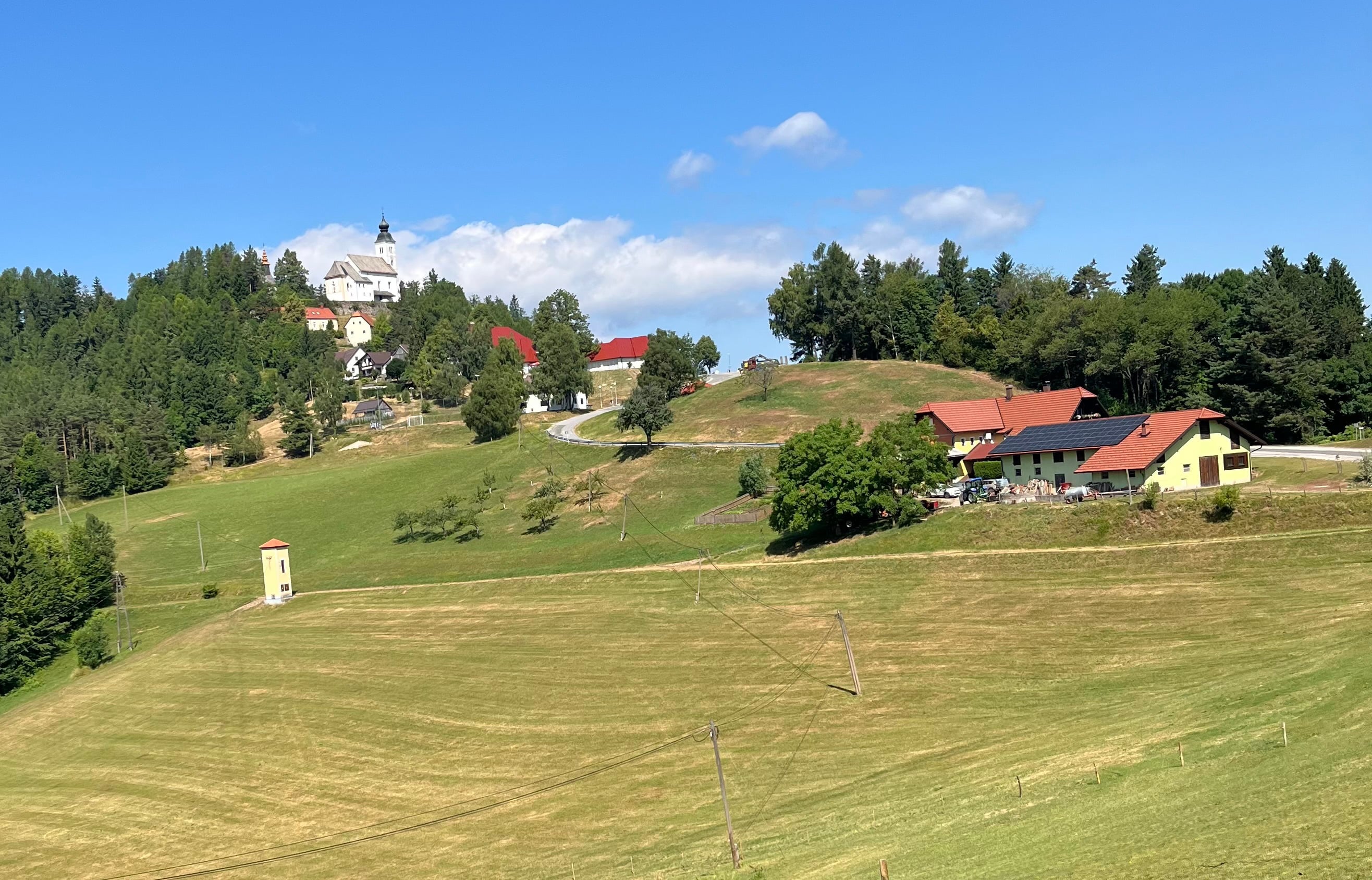 Župnijska cerkev Svetega Duha stoji na višini 903 metre in velja za eno izmed najlepših na Kozjaku. 