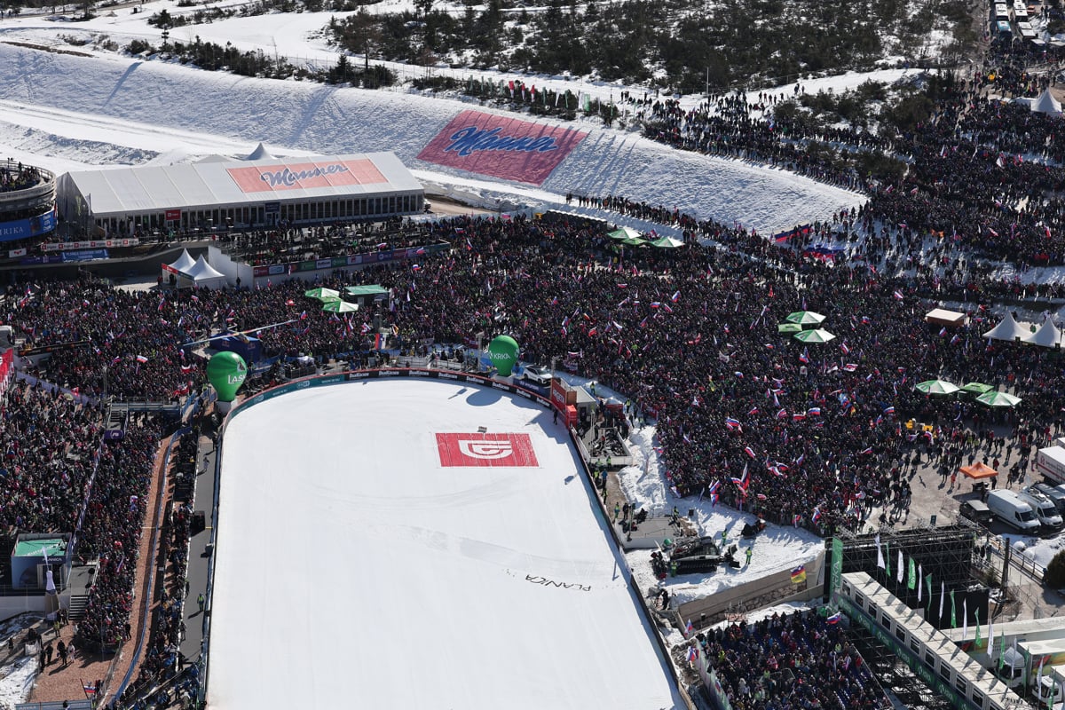 (FOTOGALERIJA) Poglejte, kako je videti razprodana Planica