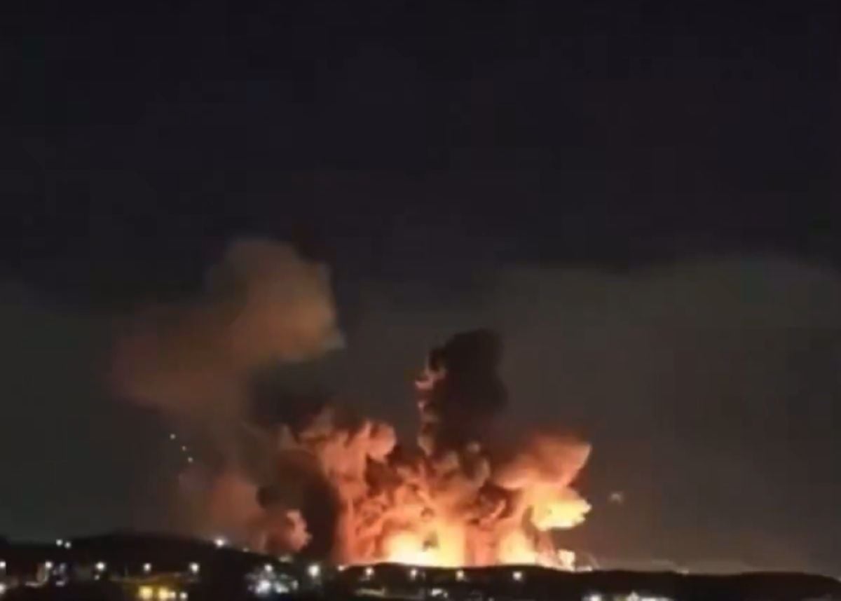 (VIDEO) V mestu, kjer Iran bogati uran, odjeknile silovite eksplozije: "Nebo dobesedno gori"